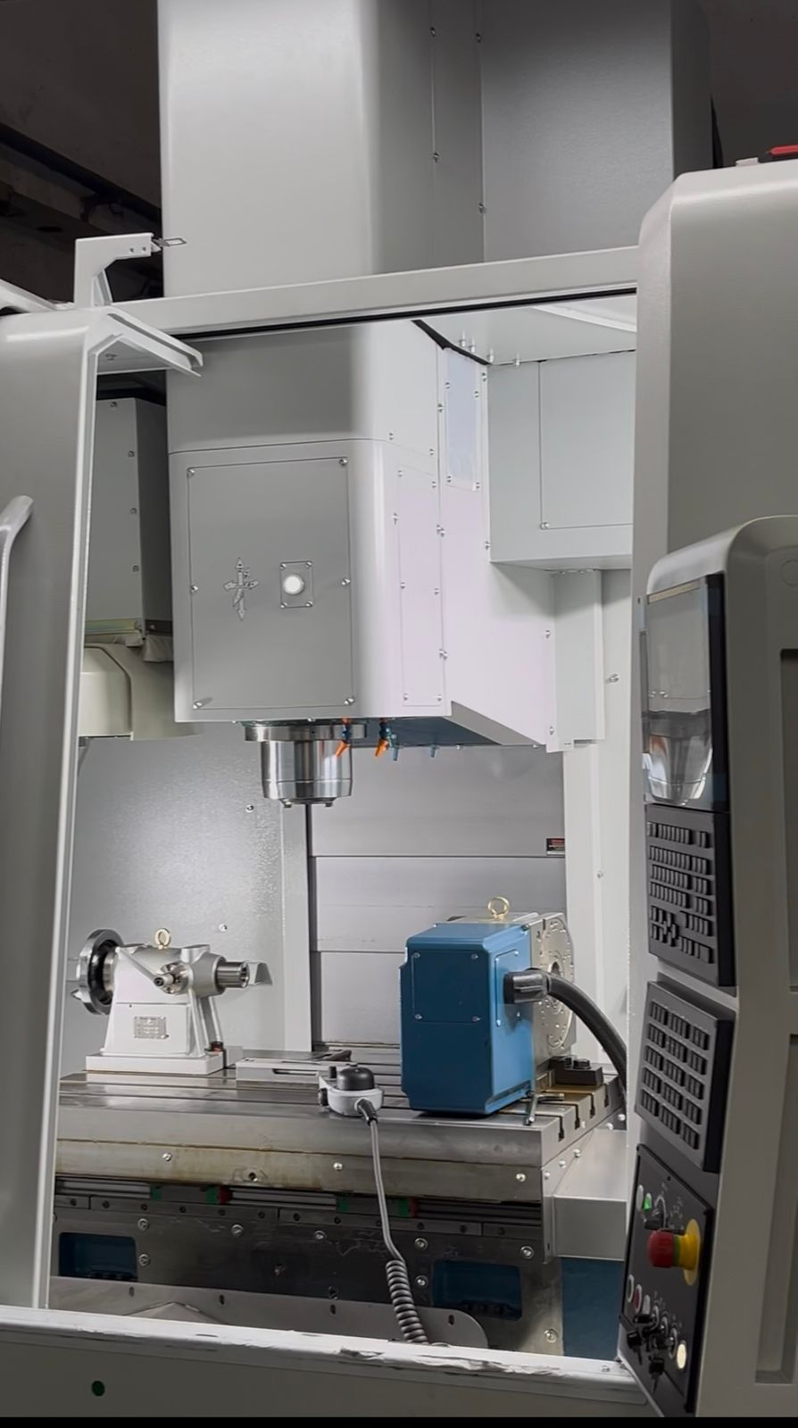 Taller de mecanizado industrial con maquinaria CNC